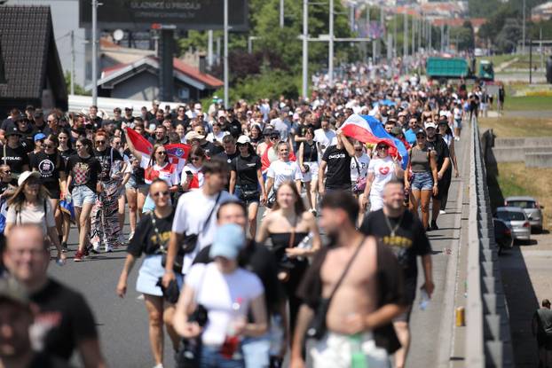 Zagreb: Tisuće fanova Thompsona prolazi Mostom mladosti koji je zatvoren za promet