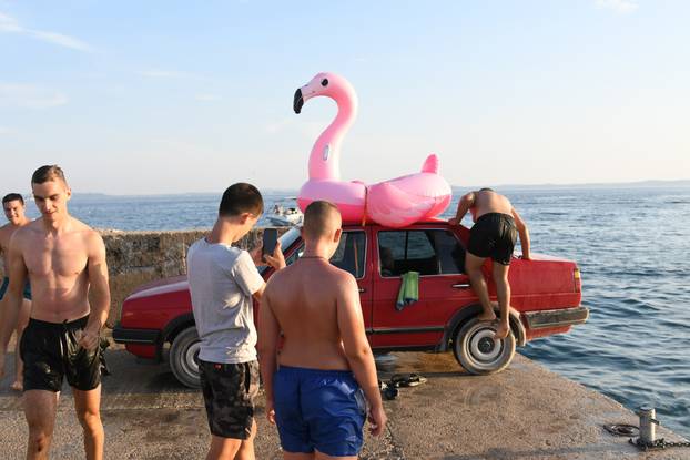 Vir: U nedostatku skakaonice, parkirali auto uz more i skakali s njega