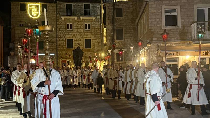 FOTO/VIDEO Procesija 'Za križen' na Hvaru: Ni olujna bura nije spriječila dolazak vjernika