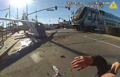 VIDEO: Policajci heroji izvukli muškarca iz srušenog aviona sekundu prije naleta vlaka