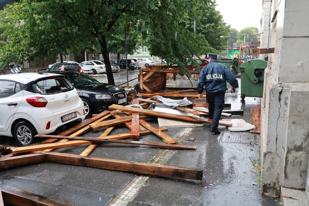 Osijek: Jak vjetar srušio drvenu skelu