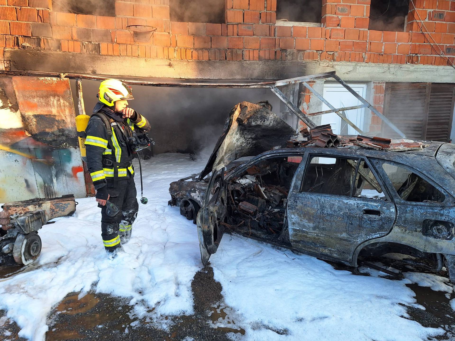 FOTO Vatra gutala garažu kod Požege. Izgorio auto, stroj i razni alat. Šteta je 10.000 eura