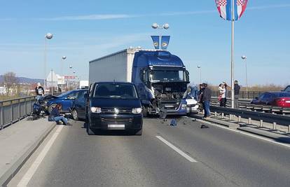 Kaos na Jankomirskom mostu: Sudarila se četiri auta i kamion
