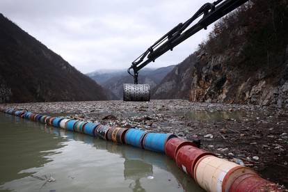 Slike iz Višegrada: Tone smeća iz tri zemlje plutaju Drinom