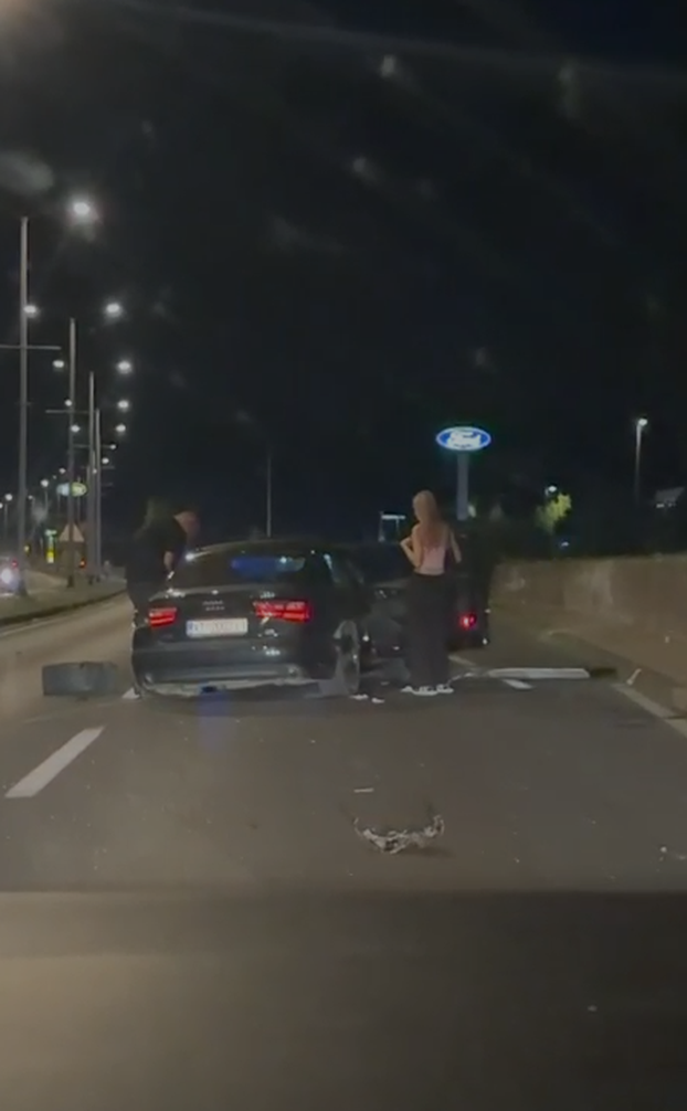 FOTO UŽASA Smrskani BMW na stupu, razbijeni Audi. Izvlačili ženu, muškarac visio s auta
