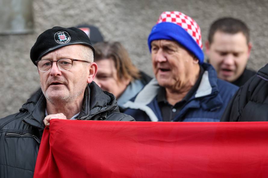 Prosvjednici  su stigli pred stan Tomislava Tomaševića i najavili  da će pjevati Thompsonove pjesme 