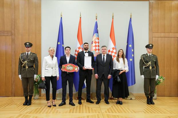 Zagreb: Predsjednik RH Zoran Milanović uručio odlikovanje Red kneza Trpimira s ogrlicom i Danicom Filipu Hrgoviću