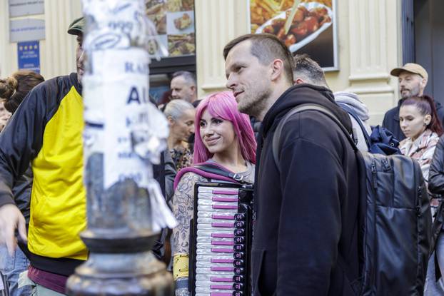 Zagreb: Dubioza Kolektiv novu pjesmu najavila u tramvaju