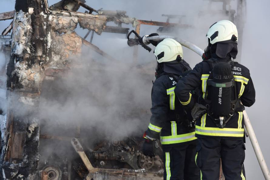 Danilo Kraljice: Vatrogasci gase autobus koji se zapalio