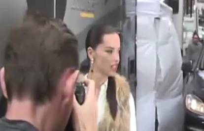 Ozljeda na radu: Adriana Lima tresnula glavom o retrovizor