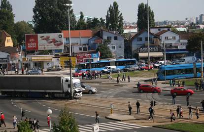 Kamion udario u stup pa zakrčio promet u Zagrebu