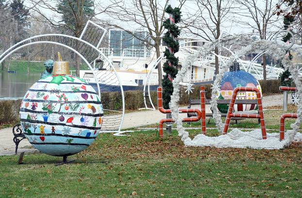 Sisak: Šetnica uz Kupu ukrašena kuglicama koju su izradila djeca