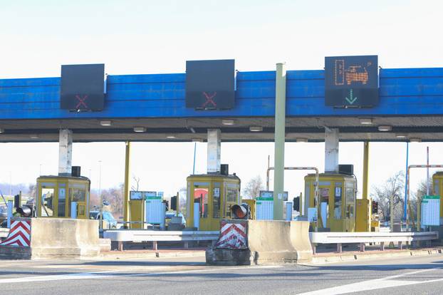 Karlovac: Muškarac se autom zabio u naplatne kućice i poginuo