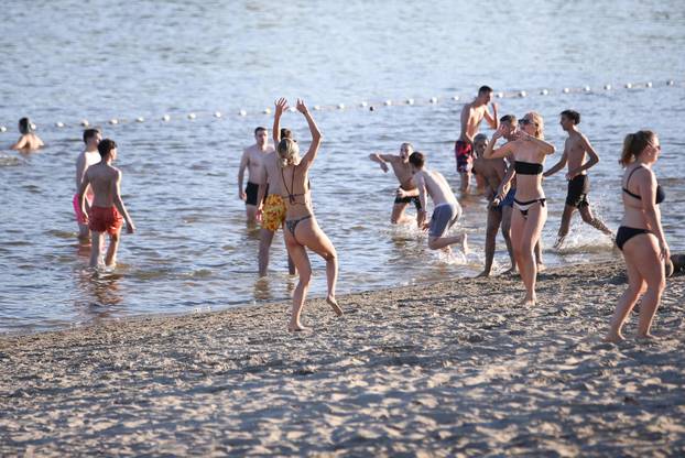 Osijek: Osječani pronašli osvježenje kupanjem na Dravi