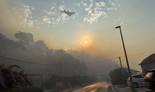FOTO Ovo je mjesto velikog požara kod Krila Jesenice, gasi ga preko stotinu vatrogasaca