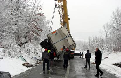 Kamion sletio s ceste zbog snijega, vozač je kritično