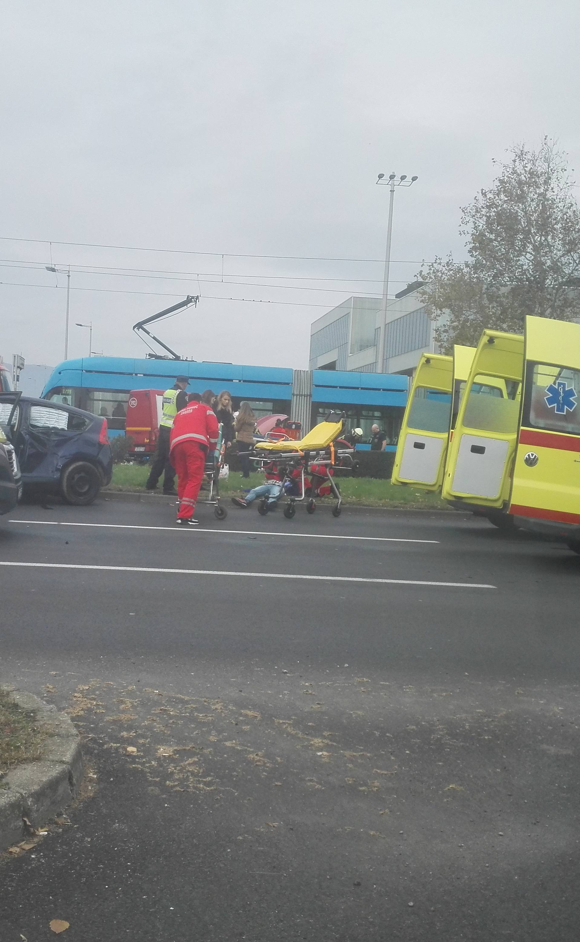 Sudarili se vatrogasni kombi i auto, ozlijeđeno je četvero ljudi