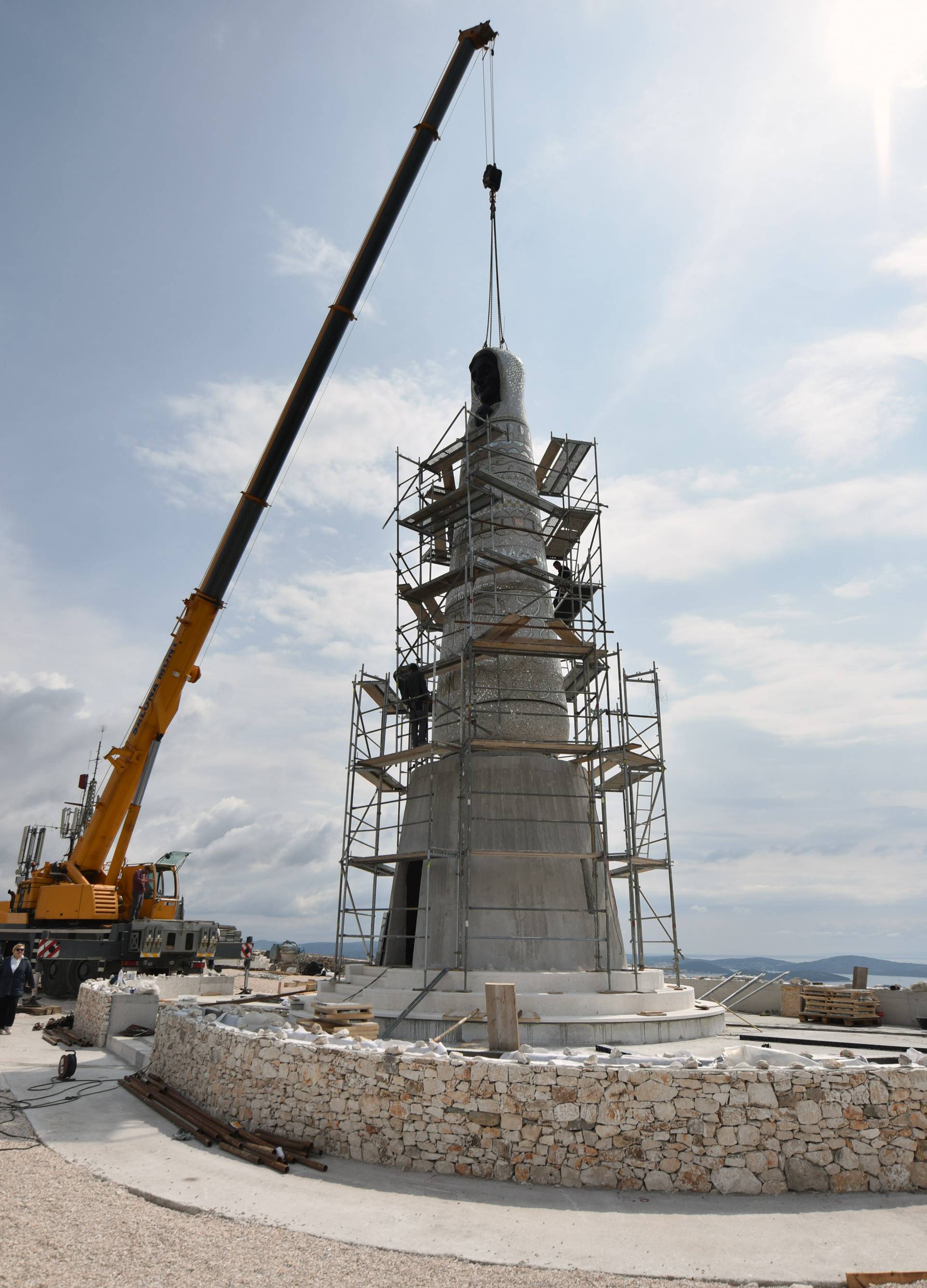 Novi turistički hit ili promašaj? Satima podizali Gospinu glavu