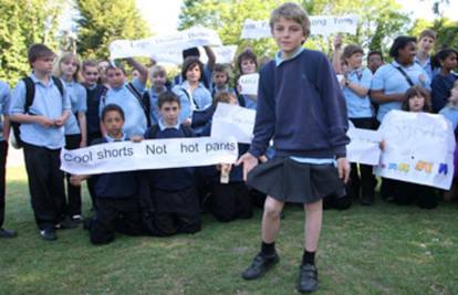 Chris (12) u školu ide u suknji jer ne smije nositi kratke hlače 