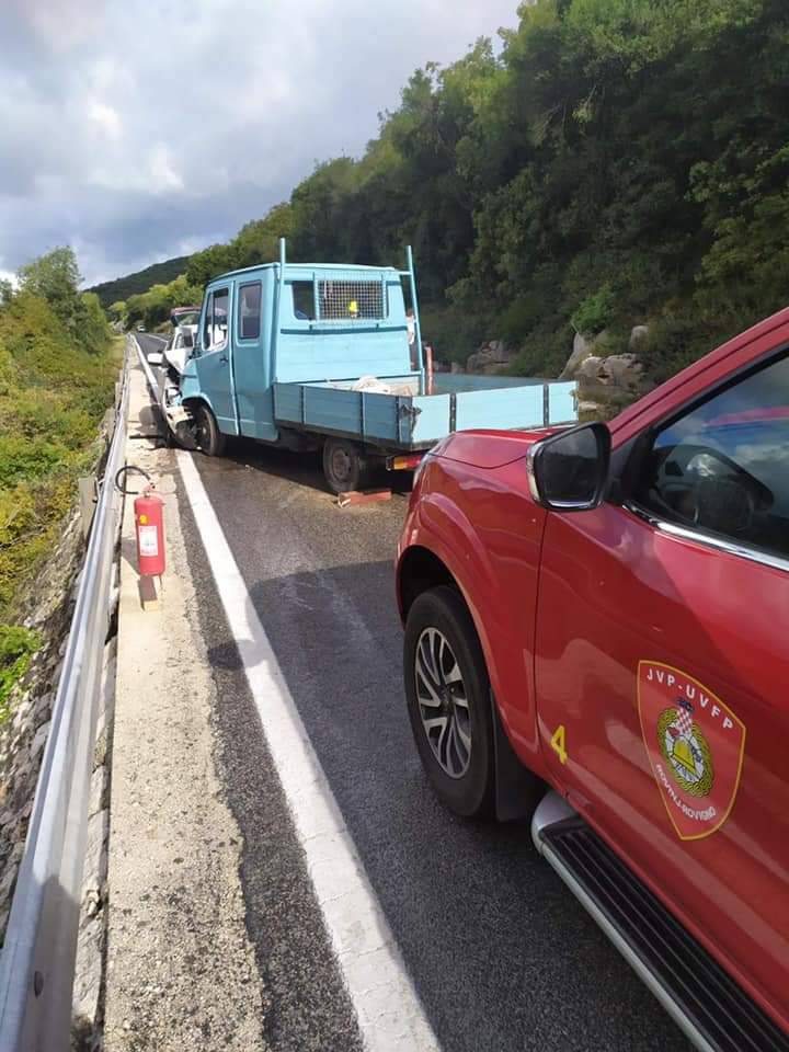Trostruki sudar u Istri: Kamion se sudario s BMW-om u koji se onda zabila žena u Citroenu...