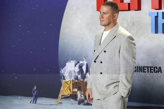 Scarlett Johansson and Channing Tatum "Fly me to the moon"