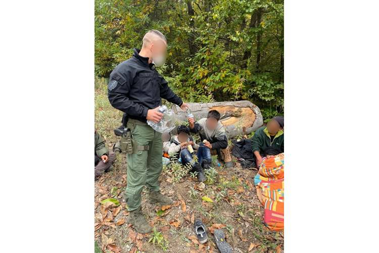 Policajci u šumi kod Topuskog našli ilegalne migrante: Među njima dijete s ubodom stršljena