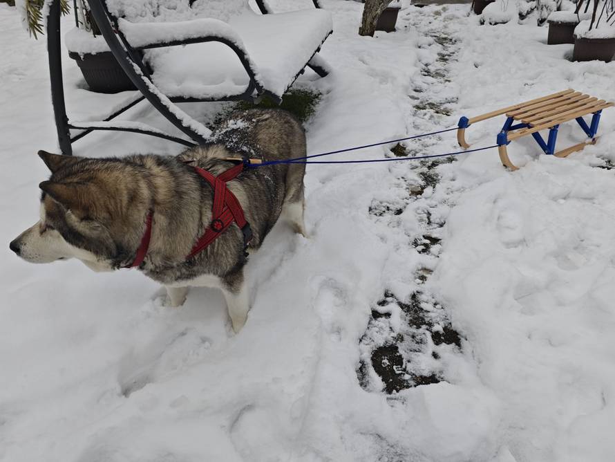 Općinska komunalka sama 'izlopatala' snijeg sa staze: 'Nema nikakve drame u tome'