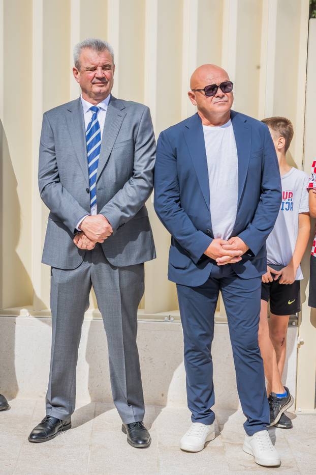 Imotski: Otkriven spomenik Mati Parlovu ispred stadiona Gospin Dolac
