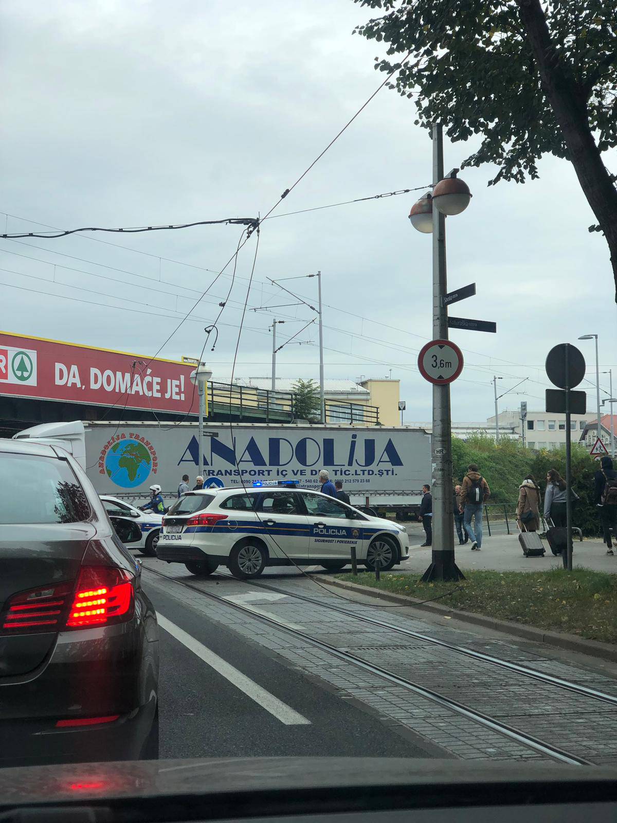 Šleper potrgao žice u Savskoj: Ulica je opet puštena u promet