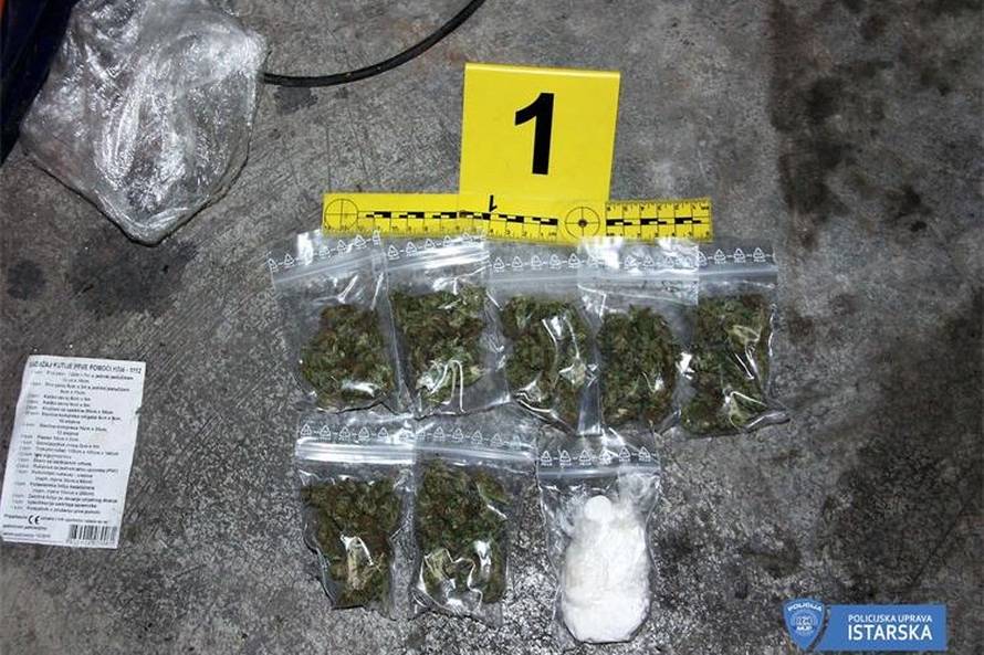 Policija ih zaustavila i našla kod njih marihuanu i amfetamine