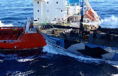 Japanski kitolovac je 'gurnuo' brod aktivista ravno na tanker