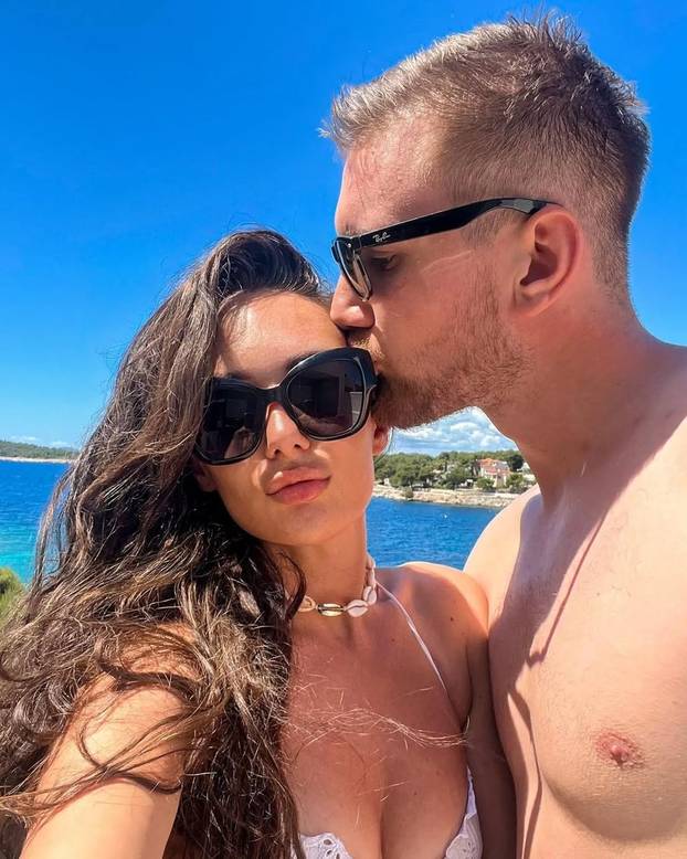 FOTO Bombarderu Tinu zanosna Slavonka najveća je podrška na tribinama: 'Ljubav. Sreća. Sve'