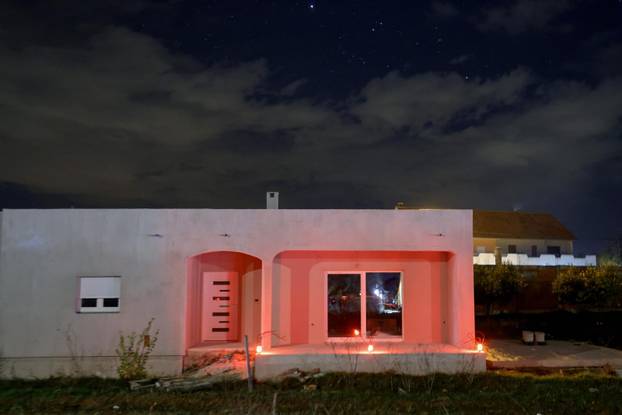 Škabrnja: Odavanje počasti poginulima paljenjem svijeća u Ulici 18. studenog 1991