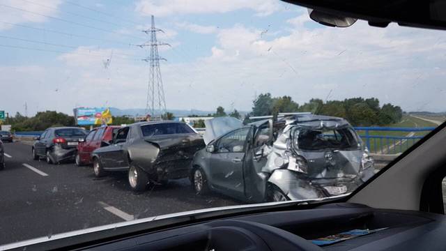 U lančanom sudaru pet auta i kamiona dvoje ljudi ozlijeđeno