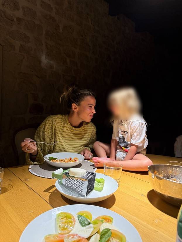 GORI SVE Znojna Diletta je bez grudnjaka pozirala na vulkanu
