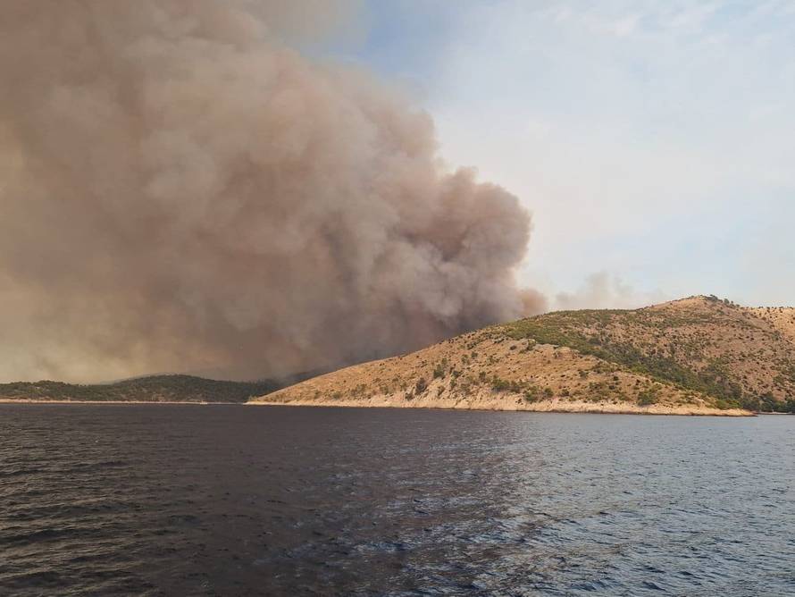 FOTO Dramatični prizori s Brača, ovako požar izgleda s mora, buktinja zahvatila 1500 hektara