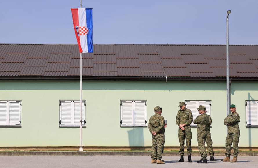 Ministar Anušić i general Kundid na prvom danu TVO-a na Slunju