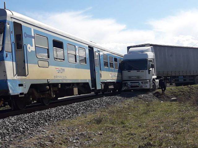 U Budrovcima vlak naletio na kamion, ozlijeđen je kondukter