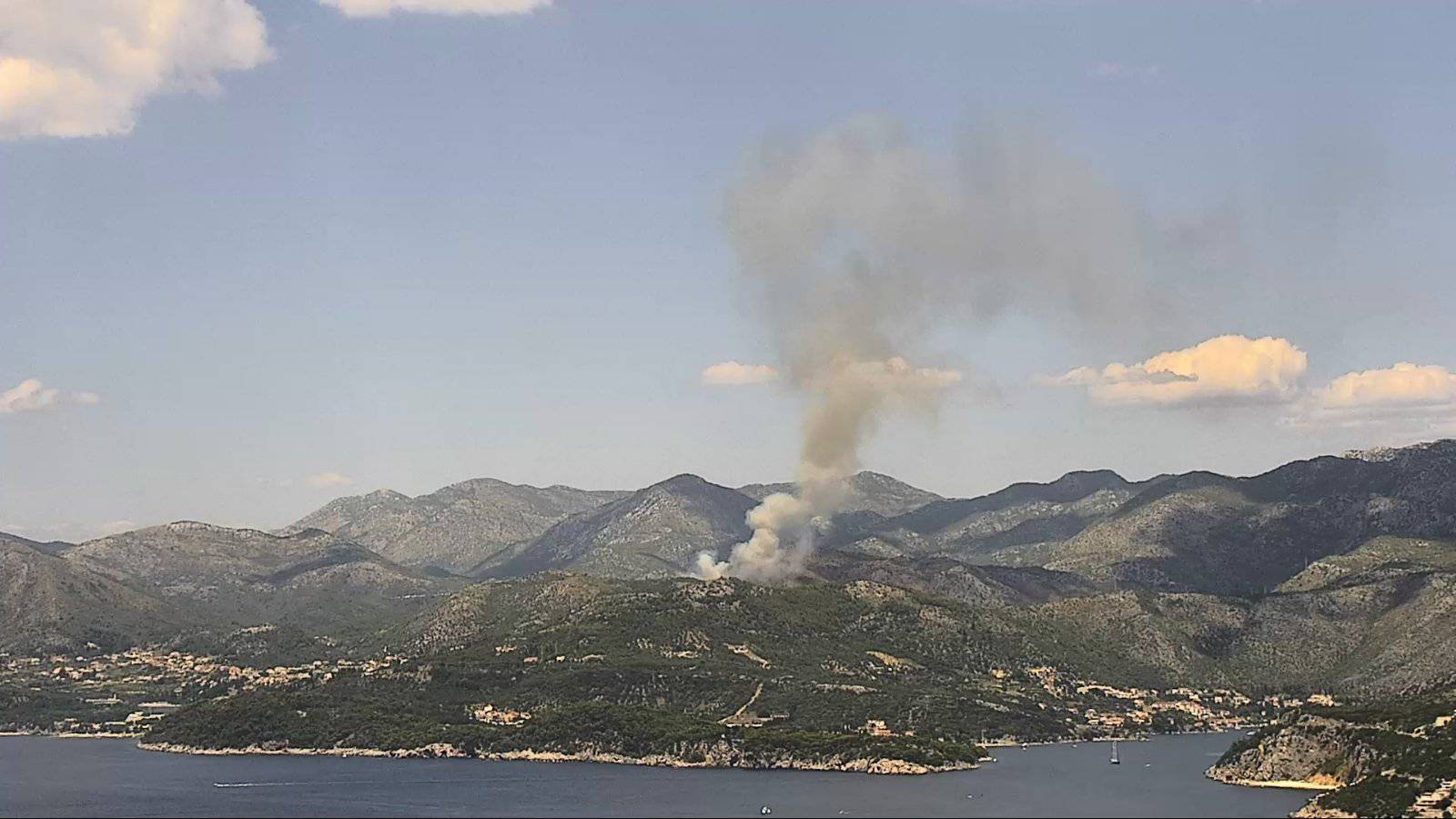 Vatrogasce koji gase požar kod Dubrovnika čeka duga noć: Bura nam otežava, ostajemo do sutra