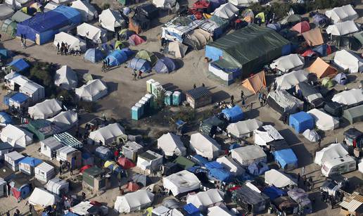 Sukobili se migranati u kampu u Calaisu, 16 osoba ozlijeđeno