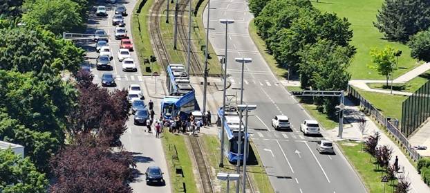 Pogledajte kaos na Jarunu gdje je tramvaj iskočio iz tračnica. Zabio se u policijski automobil