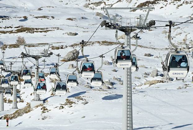 Ski resorts in northern Italy reopen despite rise in coronavirus infections