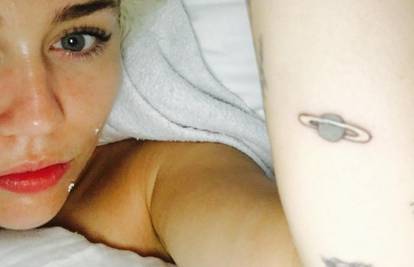 Miley se pohvalila tetovažom, a usput je i šokirala neznanjem