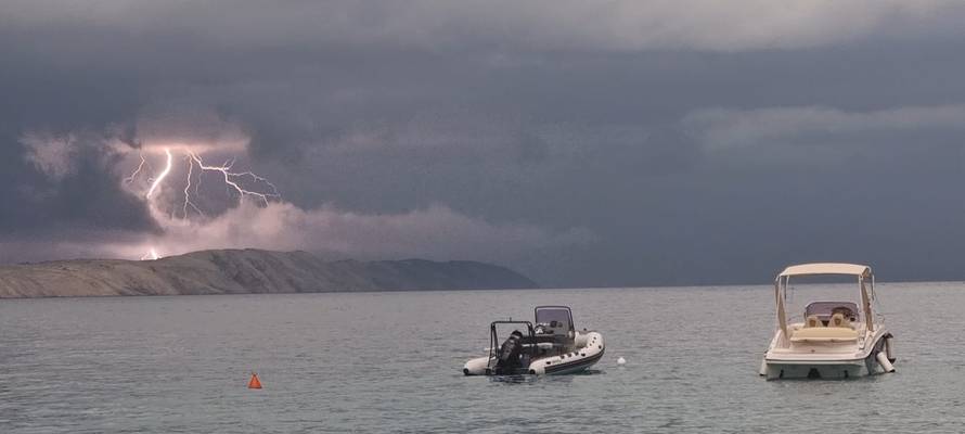 Noćas vrhunac vodenog vala: Diljem zemlje obilne oborine, 2 regije u crvenom. Moguća i tuča