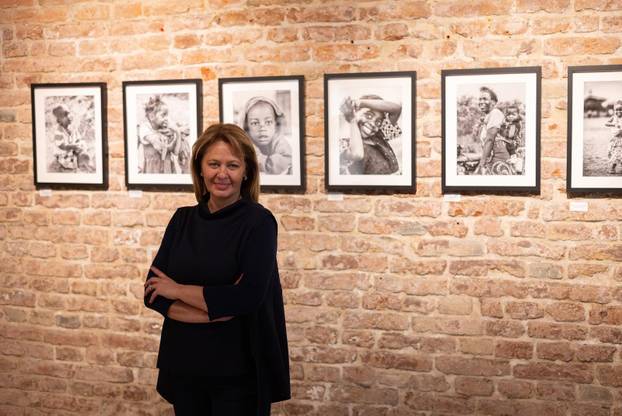 Osijek: Svečano otvorenje izložbe fotografija fotoreporterke Pixsella Emice Elveđi "Srce za Afriku"