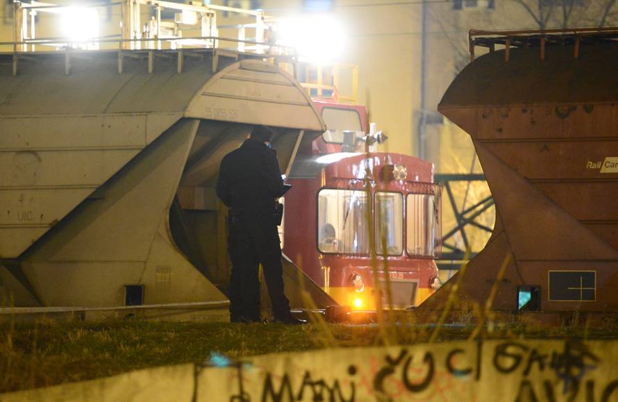 Nije mu bilo spasa: Tinejdžera na krovu vagona ubila struja