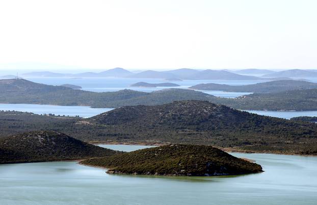 Pogled s vidikovca Kamenjak na Vransko jezero i otoke nacionalnog parka Kornati