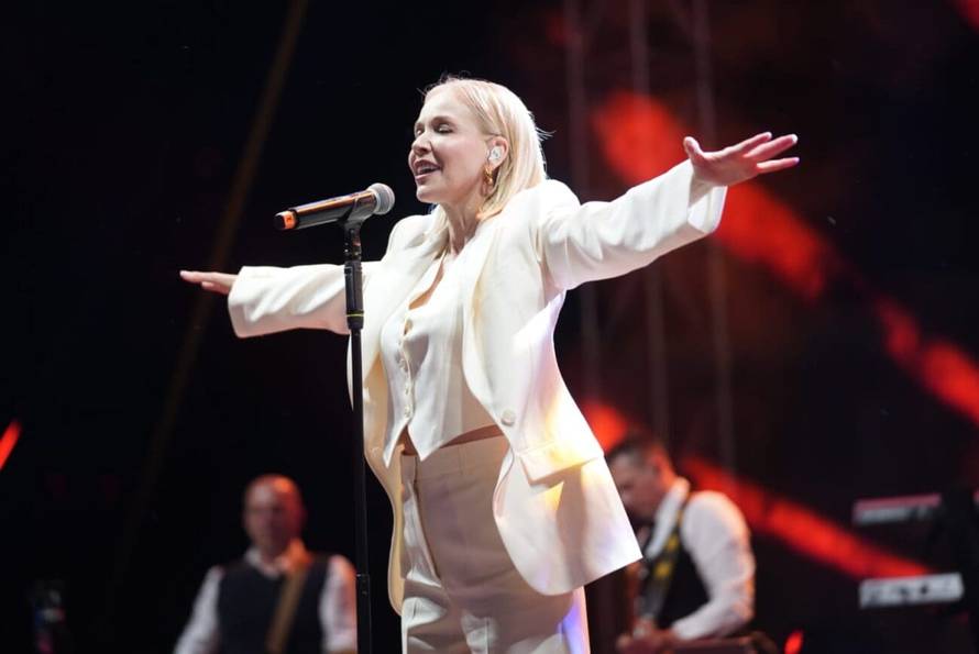 Jelena Rozga jedva dočekala da pjeva u Splitu, a onda je krenuo pljusak! Ona se nije dala smesti