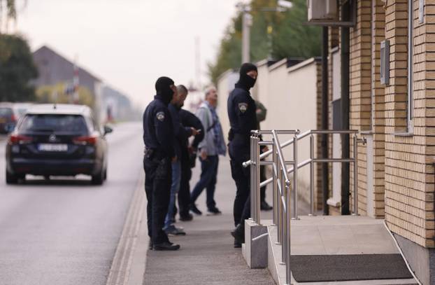 Čepin:  Policija i djelatnici USKOK-a ispred kuće Dragana Bakovića zvanog Bambur