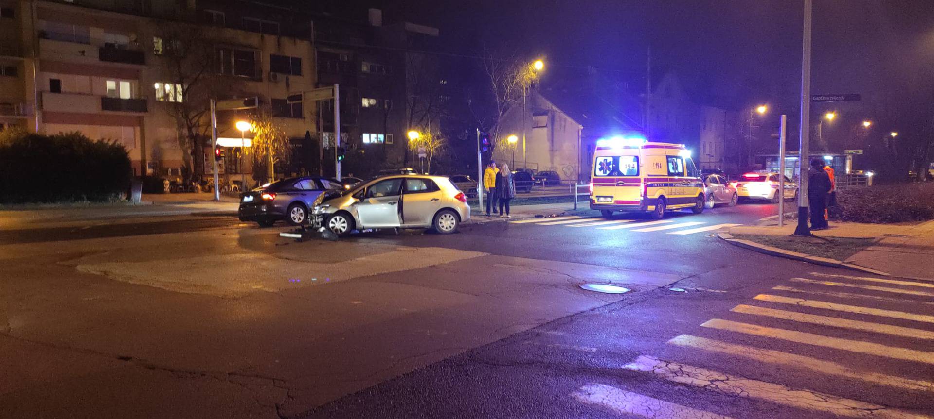 U Zagrebu se sudarila dva auta: 'Jedan je završio na tračnicama'